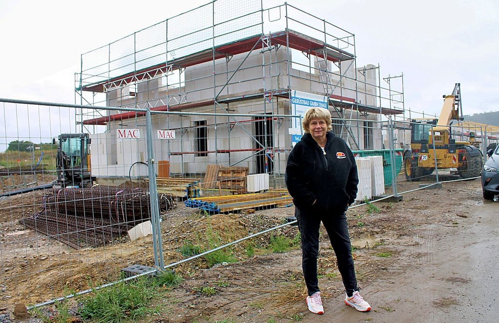 Sabine Gabler vor dem Rohbau der künftigen Drübecker Außenstelle des Hauspflegedienstes Dori.