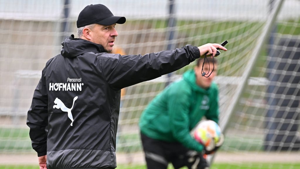 Alexander Zorniger bei seiner ersten Einheit als Trainer in Fürth.