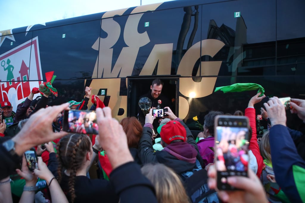 Rund 250 Fans belagerten den Bus des SC Magdeburg, als Kapitän Christian O'Sullivan mit dem Pokal ausstieg.