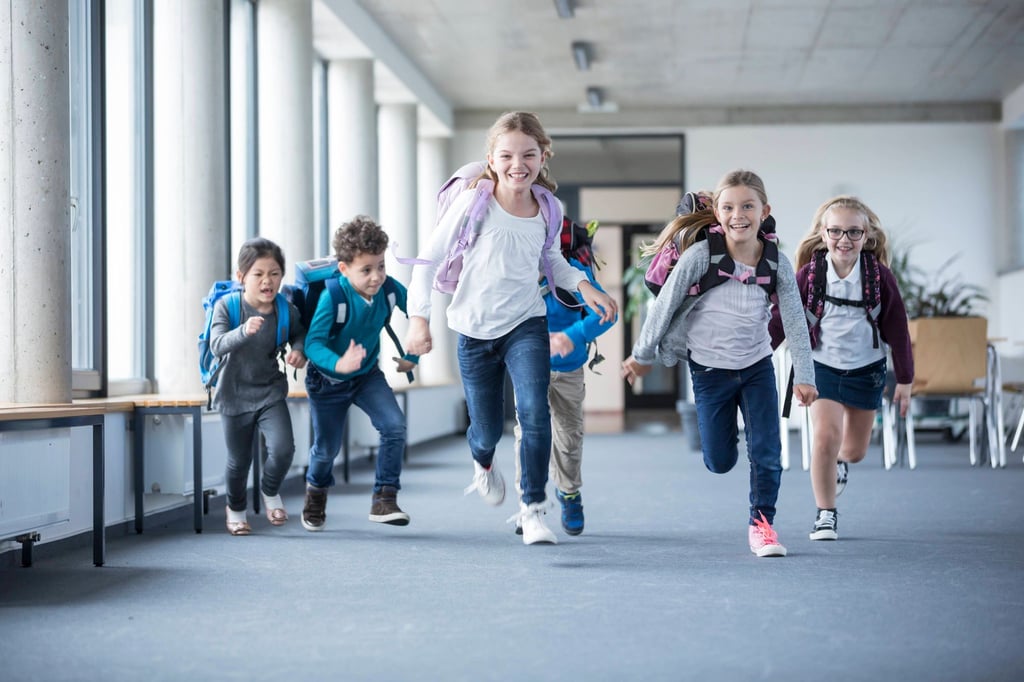 Dass Freunde aus dem Kindergarten auf dieselbe Schule gehen, muss nicht das Hauptkriterium für eine Schule sein. Oft finden sich auf dem Pausenhof ganz schnell neue Freunde.