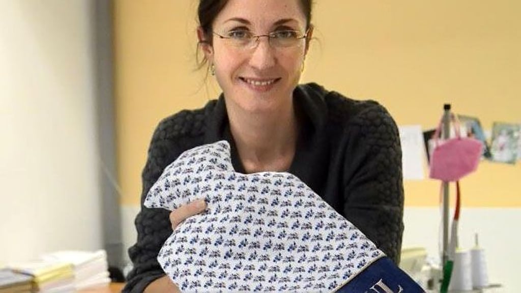 Jana Richter zeigt eine der Wärmflaschen, die die Manufaktur jetzt herstellt.