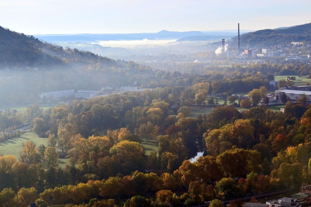 Ein Rest vom Morgennebel zieht durchs Saaletal.