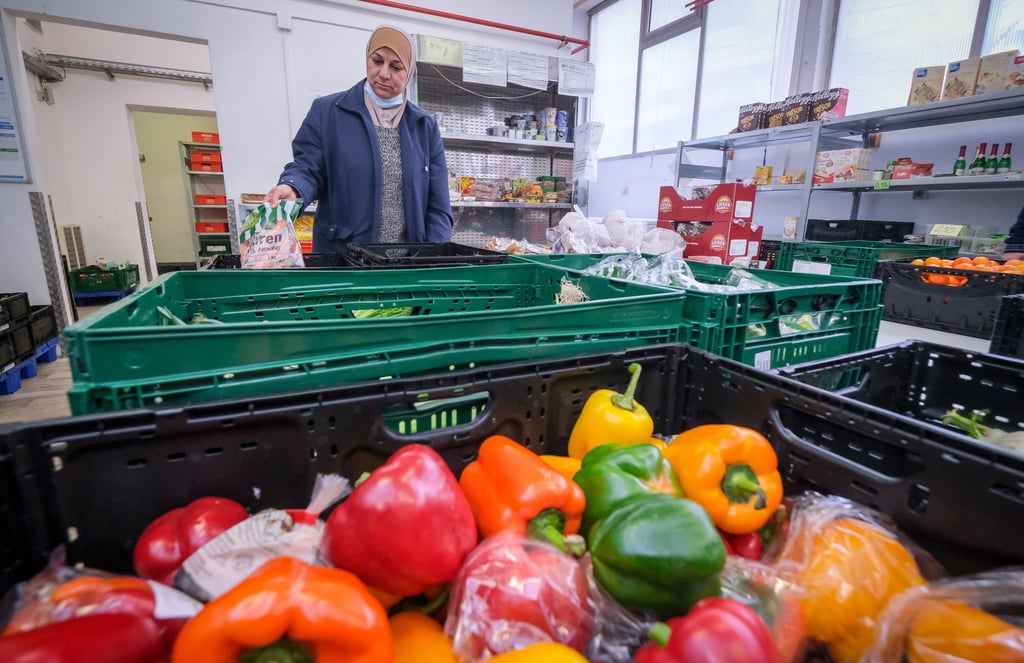 Es ist knapp bei der Tafel: Helferin Hala Ajlouni sortiert in der Tangermünder Straße 14 Lebensmittel ein.
