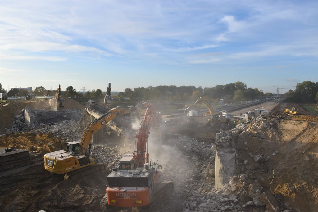 Überreste einer abgebrochenen Brücke liegen auf der A1.