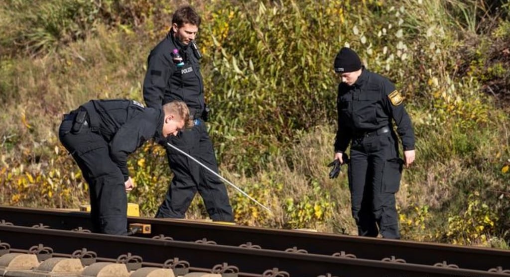 Zwei Kinder haben am Sonntag am Bahnhof Halle-Rosengarten die Gleise mit Schottersteinen manipuliert. Symbolbild: