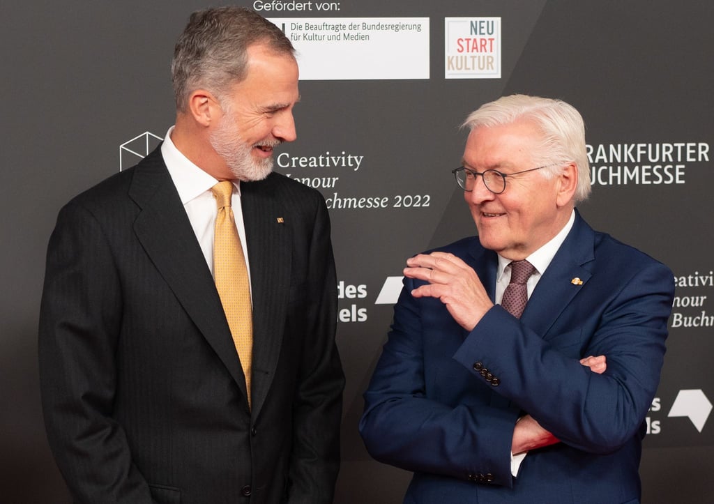 König Felipe VI. von Spanien (l.) spricht während der Eröffnung der Buchmesse auf dem Roten Teppich mit Bundespräsident Frank-Walter Steinmeier.