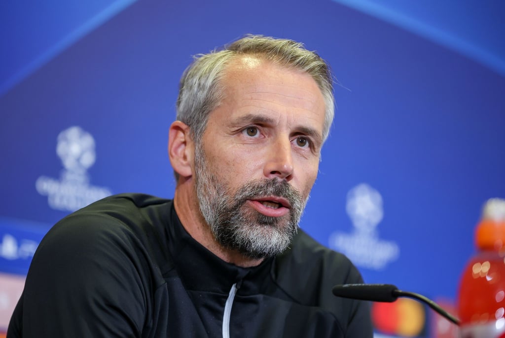 Leipzigs Trainer Marco Rose sitzt in der Pressekonferenz in der Red-Bull-Akademie.