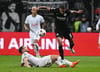 Frankfurts Djibril Sow (r) und Tottenhams Pierre-Emile Hojbjerg kämpfen um den Ball.
