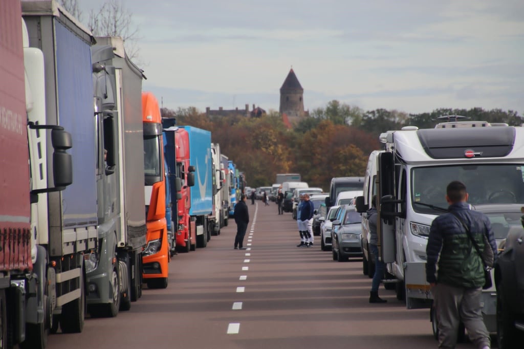 Die B100 ist in Richtung Halle an der Unfallstelle voll gesperrt. Dadurch hat sich ein langer Rückstau gebildet.