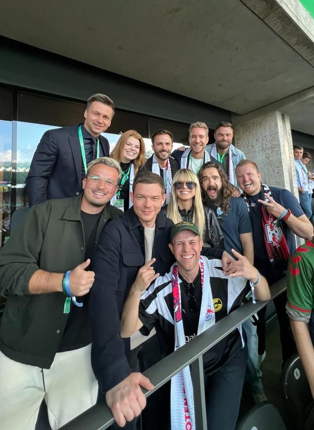 In diesem Jahr organisierte Bejamin Diedering (im Bild ganz vorn) den Besuch von Heidi Klum und ihrem Mann Tom Kaulitz (mittlere Reihe, Dritte und Vierter von links) beim DFB-Pokalfinale in Berlin.