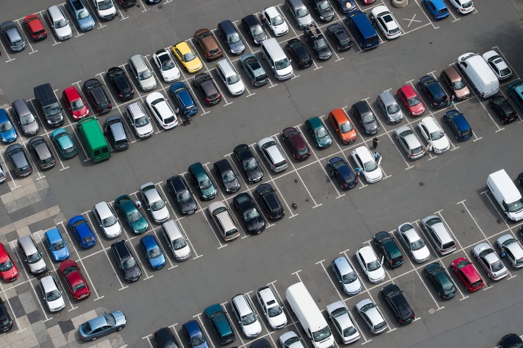 Für die einen geht's hoch, für die anderen runter - für die meisten ändert sich nichts: Die Versicherer haben die jährlich berechneten Typklassen für Kraftfahrzeuge mitgeteilt.