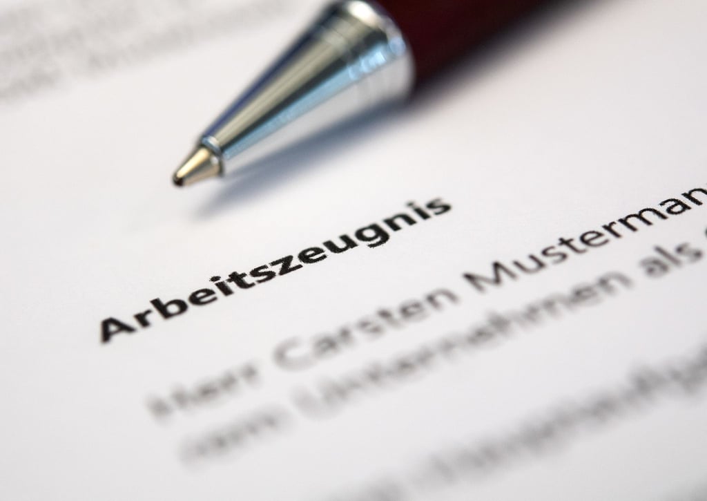 Muss zwar gewisse Formalien erfüllen, eine Schlussformel zählt allerdings nicht dazu: Das gilt für das qualifizierte Arbeitszeugnis.