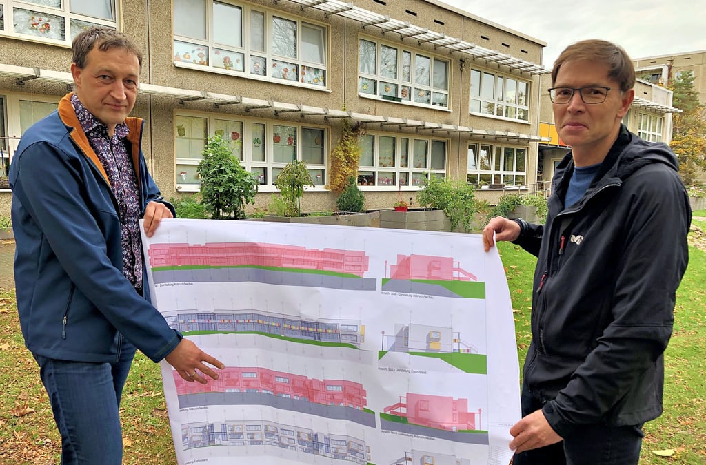 So sollte alles mal aussehen: Die Sanierung der integrativen Kindertagesstätten Wirbelwind 1 und 2 wurde gestoppt. Die Geschäftsführer Jan Kühne (r.) und Tobias Nahlik hoffen dennoch, dass die Pläne noch umgesetzt werden können, damit die Einrichtung aus dem Jahr 1975 auf Vordermann gebracht werden kann. Besucht werden die Kitas von 200 Kindern. Mehr als die Hälfte hat eine anerkannte Behinderung, .