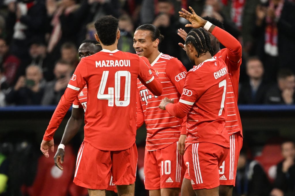 Bayerns Leroy Sane (M) feiert mit Sadio Mane (l-r), Noussair Mazraoui, Serge Gnabry und Alphonso Davies nach seinem Tor zum 1:0.