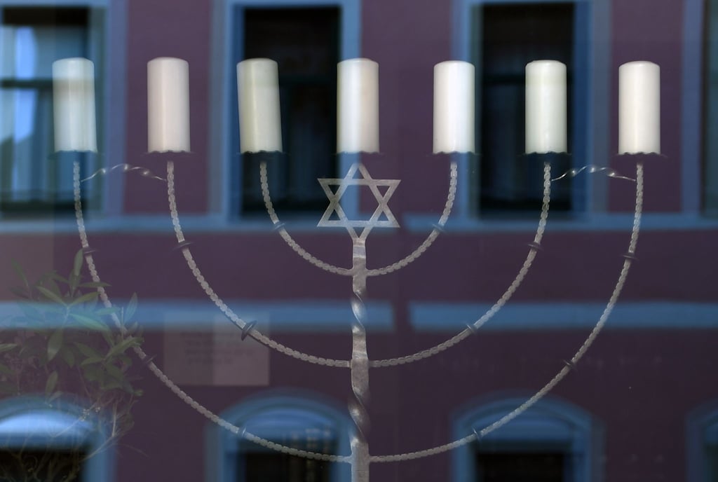 Eine Nachbildung des jüdischen Leuchters Menora.