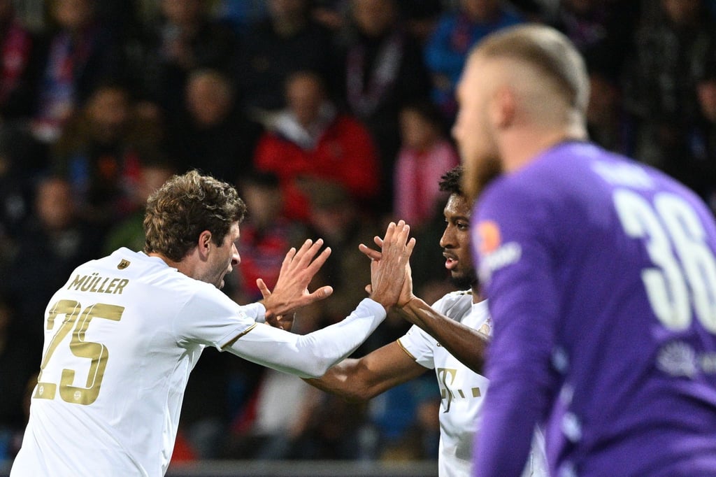 Bayerns Thomas Müller (l) jueblt mit Kingsley Coman, nachdem er zum 2:0 in Pilsen getroffen hat.