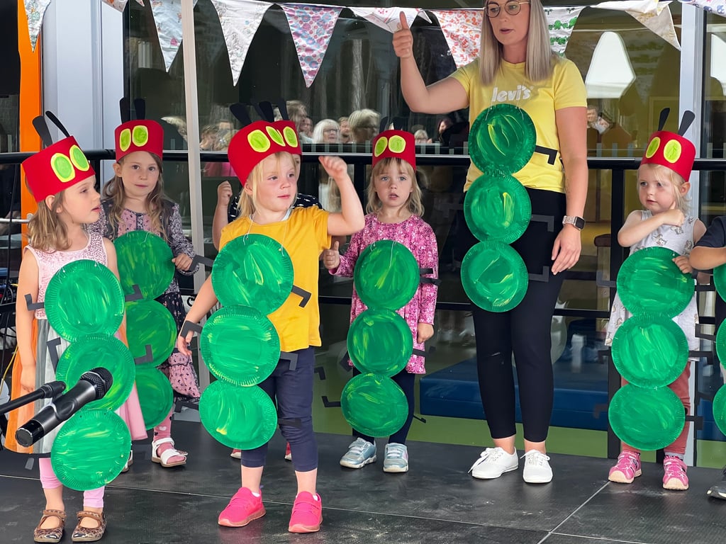 Zur zusätzlichen Arbeit der Erzieherinnen gehört auch die Vorbereitung solch öffentlicher Auftritte wie hier zum Kita-Geburtstag in Schönhausen.