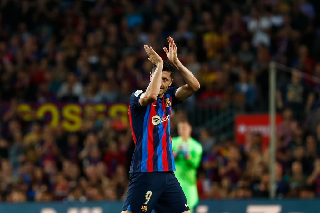 Robert Lewandowski vom FC Barcelona applaudiert den Fans bei seiner Auswechslung.
