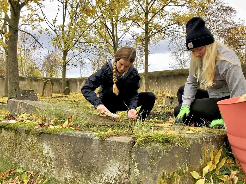 Elena Schröder und Lilli Weihrauch (v.li.) gehören zu den Schülern des Hettstedter Humboldtgymnasiums, die den Jüdischen Friedhof in Sandersleben in Vorbereitung auf die Gedenkveranstaltung aufgeräumt haben.