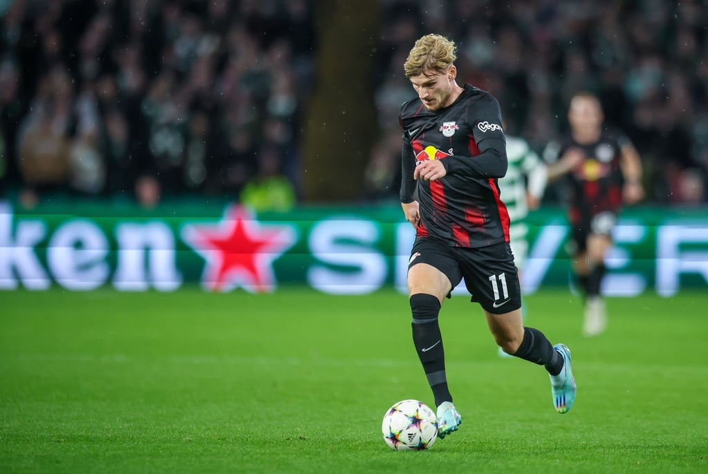 Leipzigs Timo Werner führt den Ball im Tempodribbling eng am Fuß.