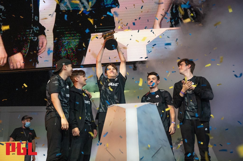 Das Dota-2-Team Spirit schließt eine wackelige Saison mit der Major-Trophäe in Arlington ab.