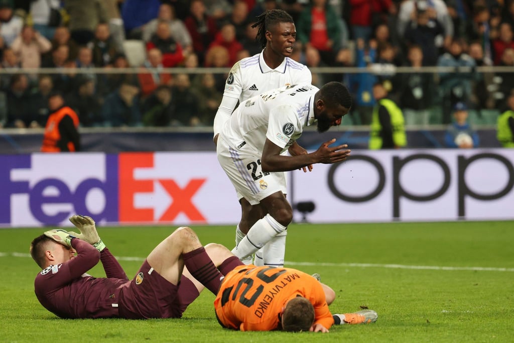 Real Madrids Antonio Rüdiger (M) verletzte sich bei seinem Treffer.
