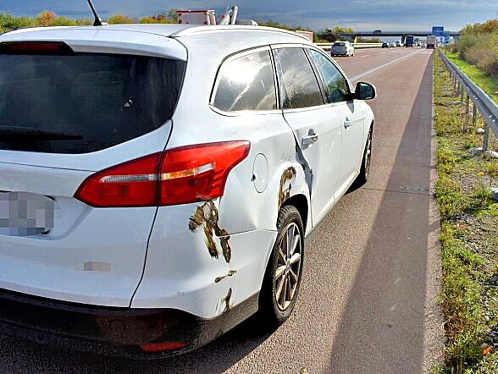 Der Ford ist seitlich gegen einen Sattelzug geprallt.