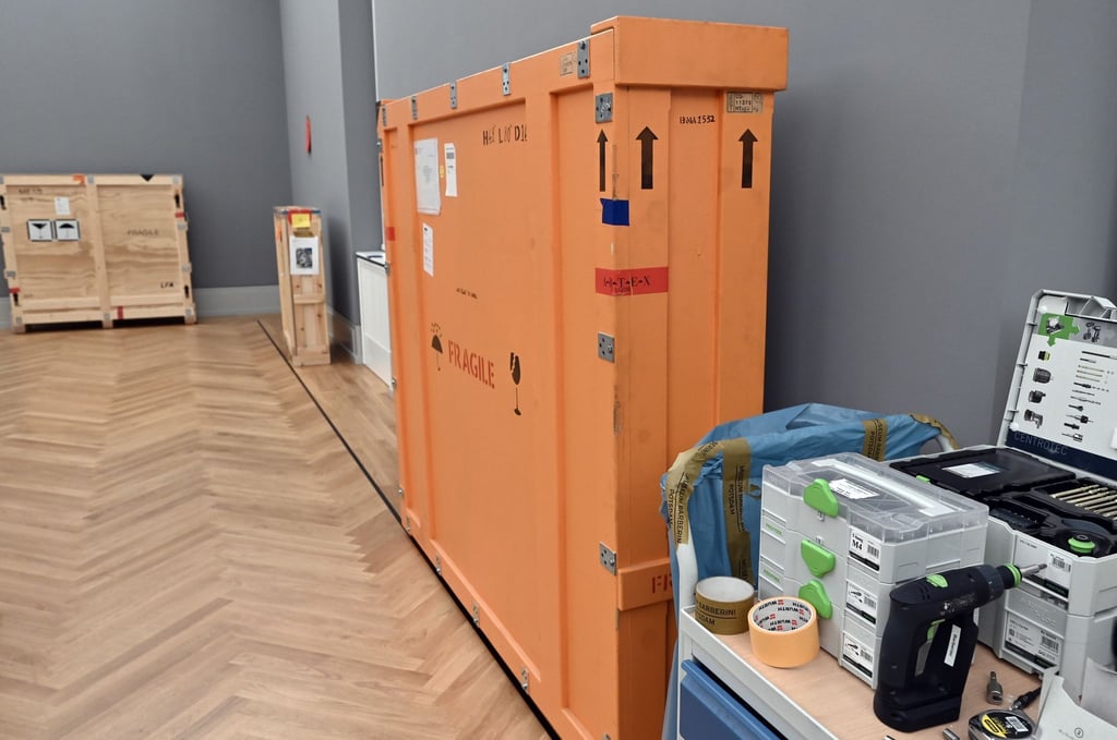 In Klimaboxen stehen die noch unausgepackten Bilder für die neue Ausstellung "Surrealismus und Magie" im Museum Barberini.