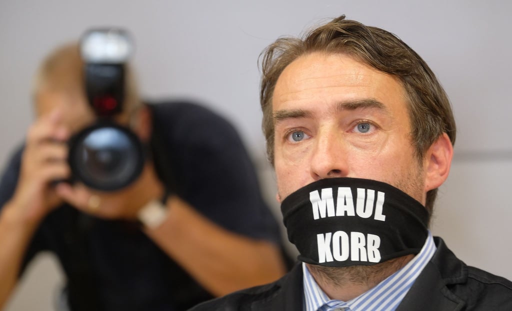 Sven Liebich, bundesweit bekannter Rechtsextremist, sitzt in einem Saal des Justizzentrums.