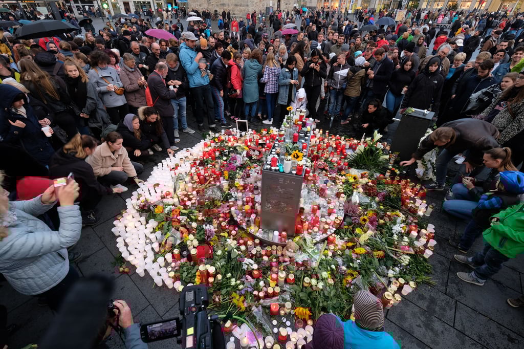 Der Marktplatz in Halle war nach dem Attentat für viele Hallenser der zentrale Gedenkort, wie dieses Bild vom 10. Oktober 2019 zeigt.