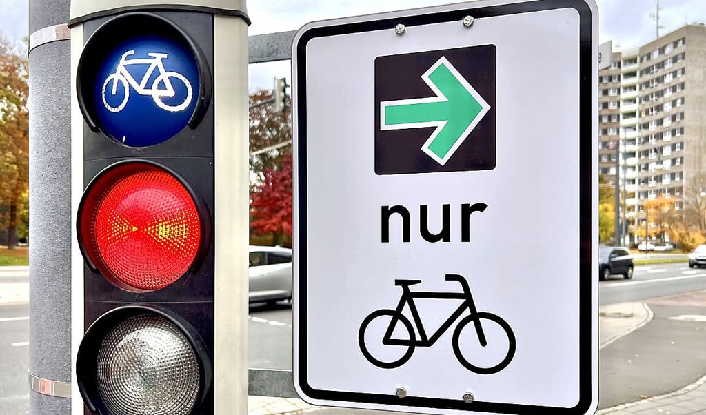 Neu ist der Rechtsabbiegerpfeil für Radfahrer in der Antoinettenstraße/ Friedrichstraße. Seine Installation haben Bürger auf den Weg gebracht.
