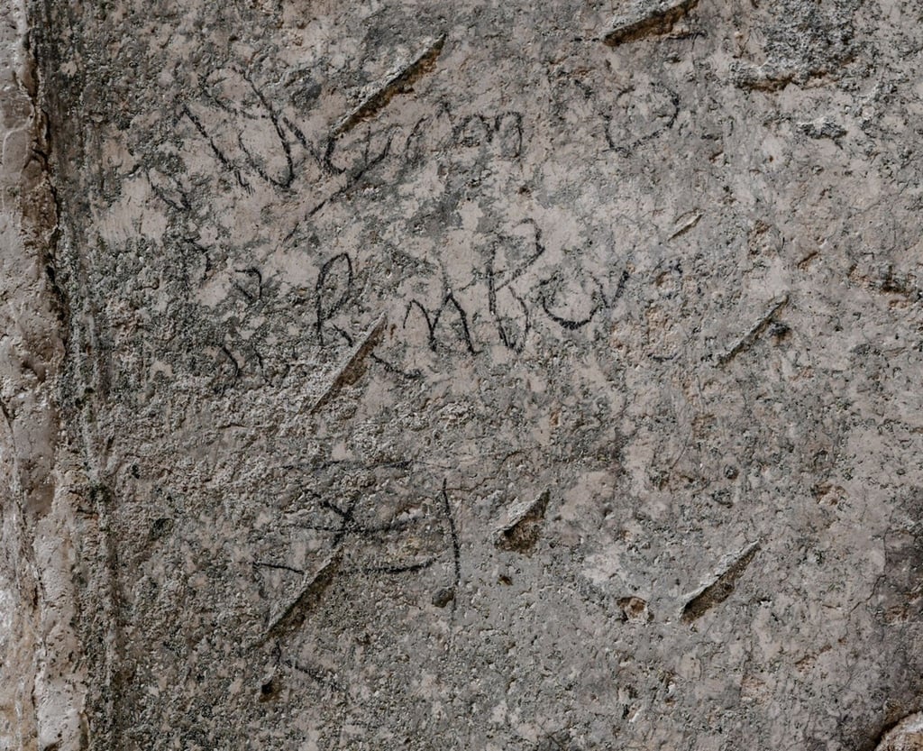Eine Inschrift des Berner Feldherrn Adrian von Bubenberg, die er offenbar während seiner Pilgerreise im Jahr 1466 an einer Mauer am Davidsgrab auf dem Zionsberg in Jerusalem hinterlassen hat.