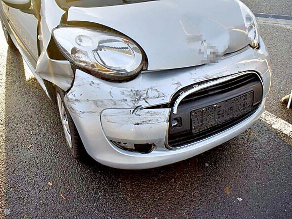 Der beschädigte Citroën: Die Fahrerin ist auf einen Sattelzug gefahren.