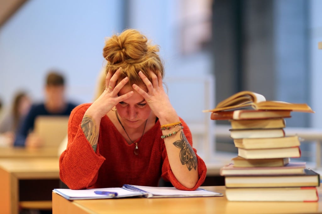 Machen die Eltern Druck, weil es im Studium nicht vorangeht? Oft kann ein offenes Gespräch weiterhelfen.