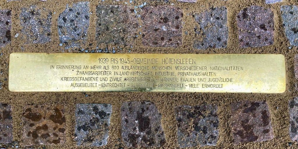 Die in den Boden eingelassene Stolperschwelle mit Inschrift am Hötensleber Rathaus.