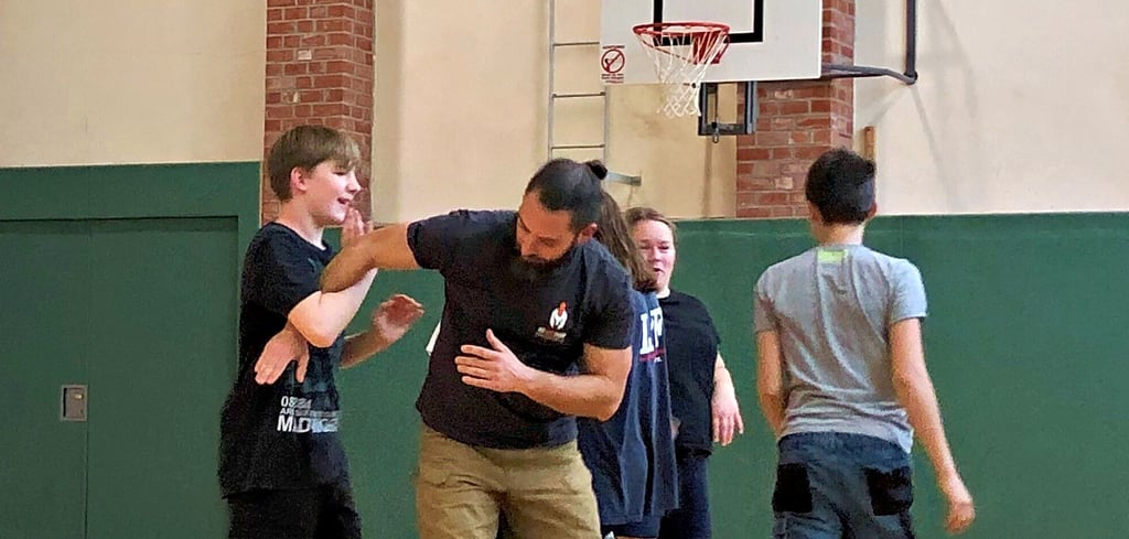 Patrick Krüger leitet einen Selbstverteidigungsworkshop mit Kindern und Jugendlichen in der Sporthalle Dähre.