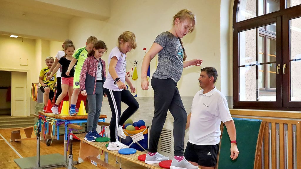 Therapeut Holger Weiß (li.) gestaltet für die Kinder der Grundschule Sandersleben Bewegungsstunden.