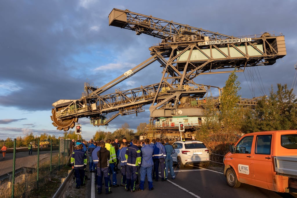 Die Umsetzung von schwerem Gerät im Tagebau Profen fand am Dienstag statt.