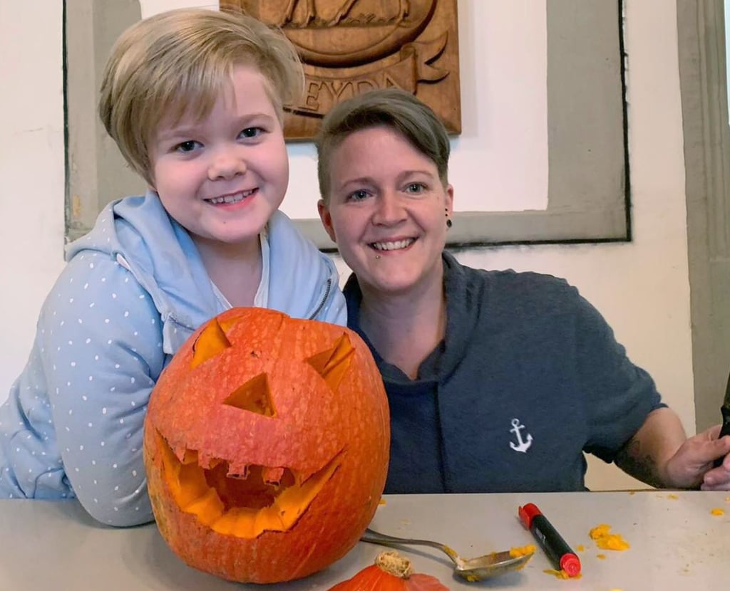 Kim-Finja Steiner und ihre Mutter Jana waren am Samstag beim Kürbisfest in Seyda und haben eine der Herbstfrüchte verschönert.