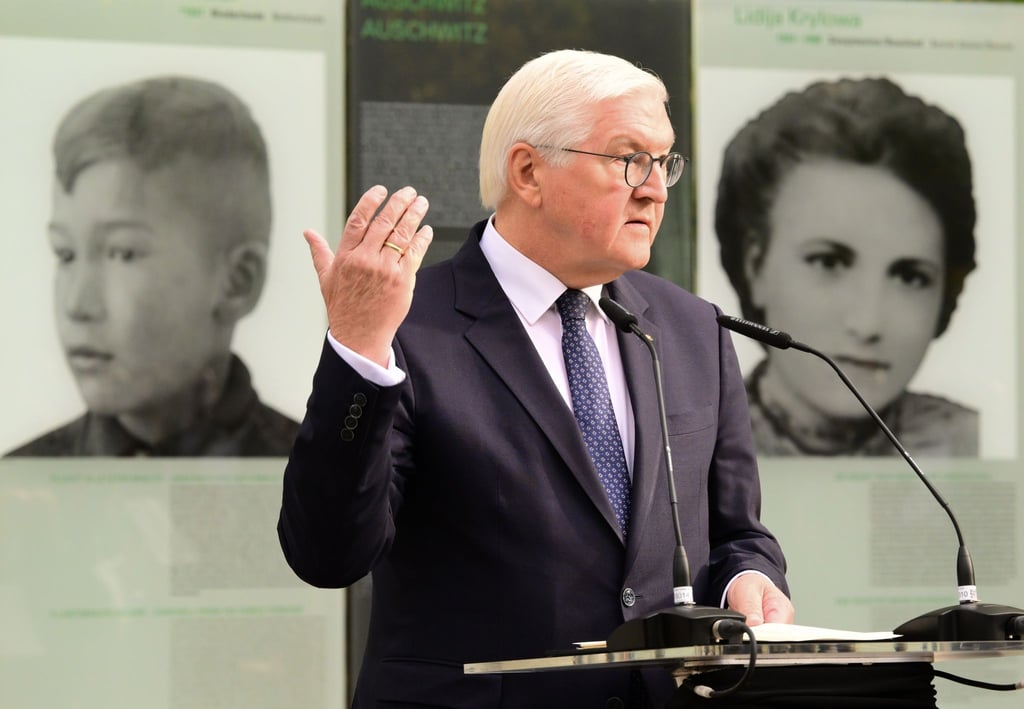 Bundespräsident Frank-Walter Steinmeier spricht beim Festakt für die im NS ermordeten Sinti und Roma.