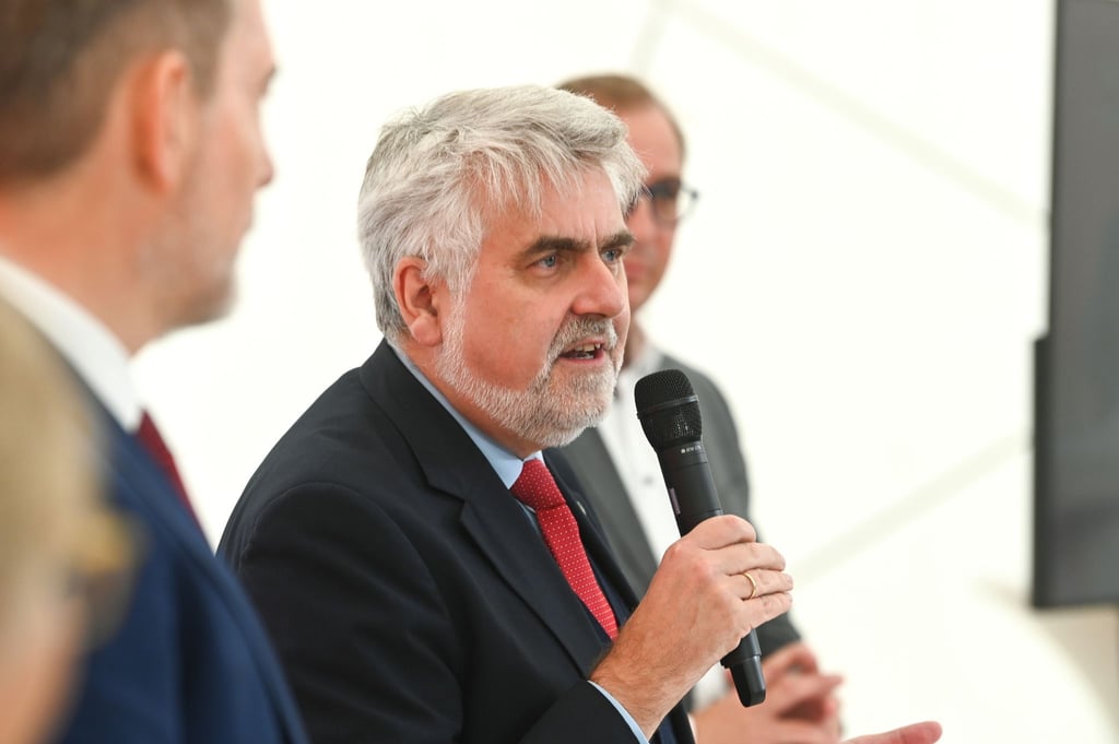 Sachsen-Anhalts Minister für Wissenschaft, Energie und Kilmaschutz Armin Willigmann beim Grußwort.