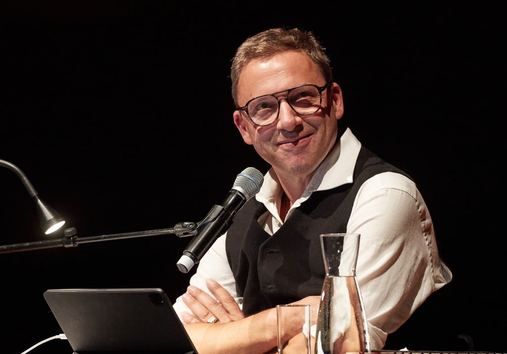 Rocko Schamoni, Schriftsteller und Sänger, organisierte mit Golden-Pudel-Club-Mitgründer Schorsch Kamerun eine Auktion für die Ukraine im Hamburger Schauspielhaus.
