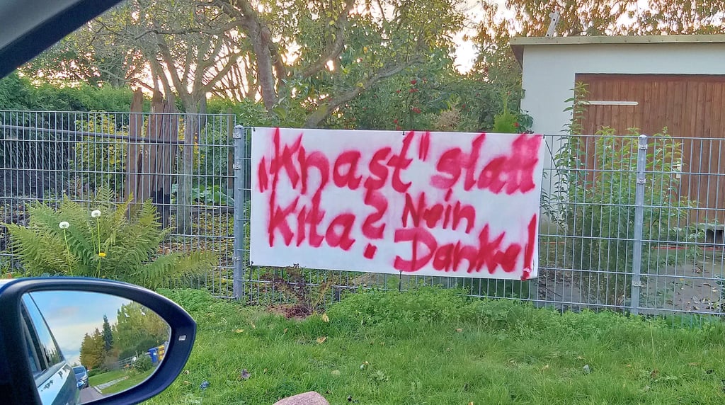 Scharfer Protest von Anwohnern gegen das geplante Vorhaben der Stadt Magdeburg. Ein „Knast“ ist allerdings nicht geplant, wohl aber die Einzelunterbringung eines Jugendlichen in einem besonders gesicherten Wohnprojekt.