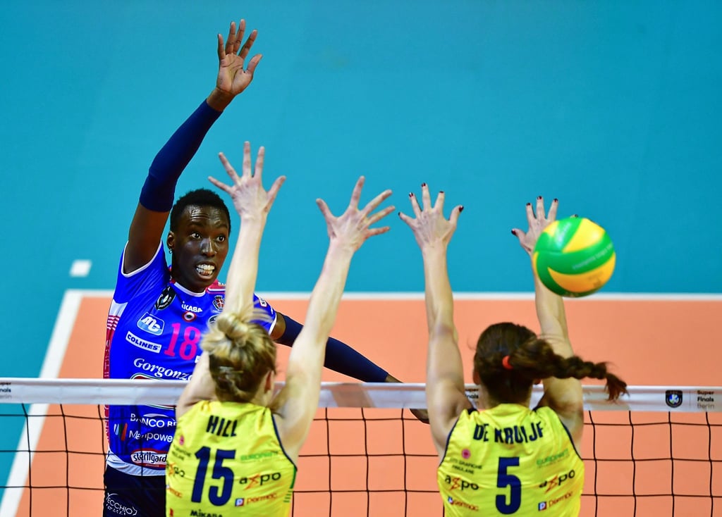 Die Italienerin Paola Egonu (links) schmettert den Ball übers Netz.