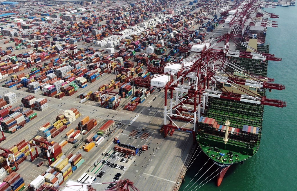 Die „HMM Algeciras“ dockt am Hafen von Qingdao in der ostchinesischen Provinz Shandong an.
