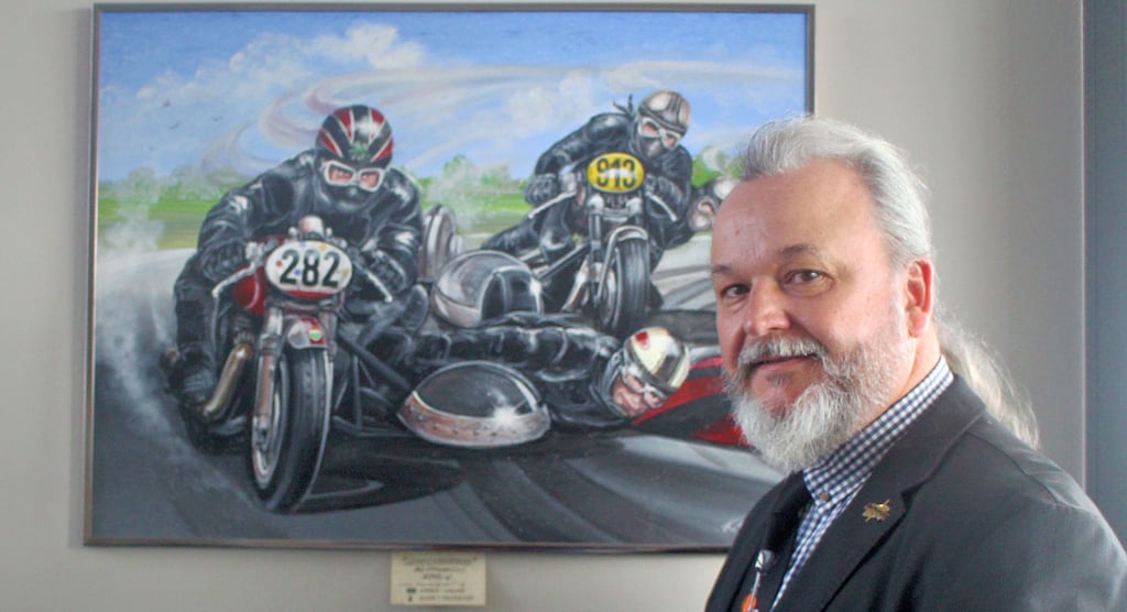 Kay Elzner liebt die Rennatmosphäre und die Motorsport-Arena in Oschersleben. Zahlreiche Rennszenen wie auch die mit den Seitenwagen hat er mit dem Pinsel und vor allem mit viel Leidenschaft verewigt.