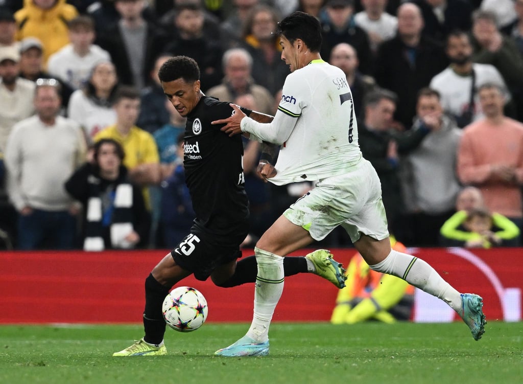 Frankfurts Tuta (l) kämpft um den Ball gegen Tottenhams Heung-Min Son.