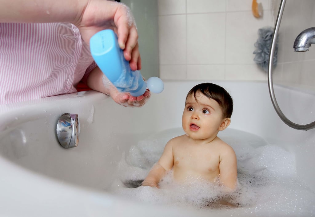 Endgegner Haarewaschen: Mit einem Kindershampoo, das wenig brennt und ziept, geht es leichter. Aber sie enthalten oft die gleichen problematischen Inhaltsstoffe wie Produkte für Erwachsene.