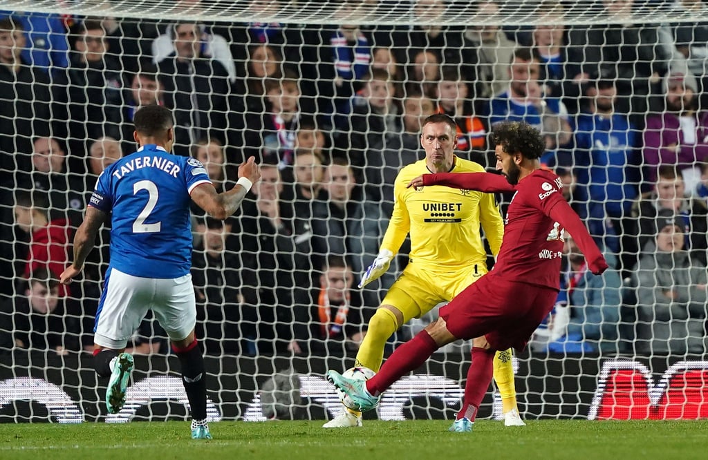 Mohamed Salah (r) war der überragende Akteur beim Liverpool-Sieg in Glasgow.