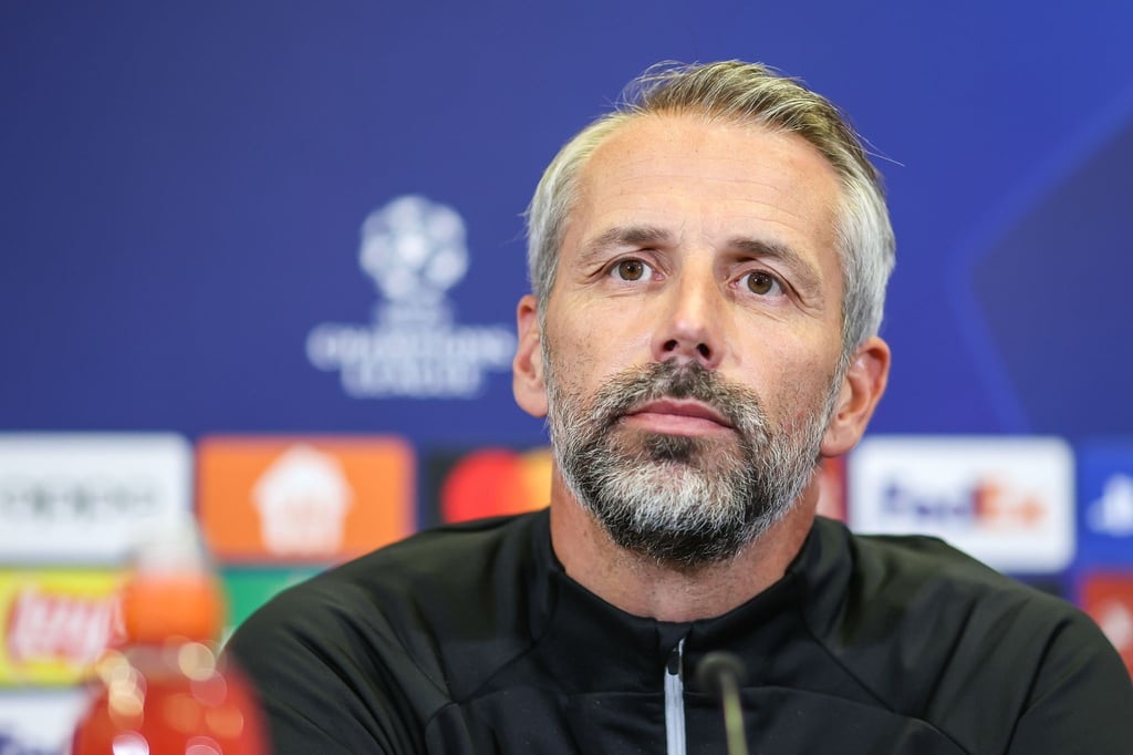 Leipzigs Trainer Marco Rose sitzt in der Pressekonferenz in der Red-Bull-Akademie.